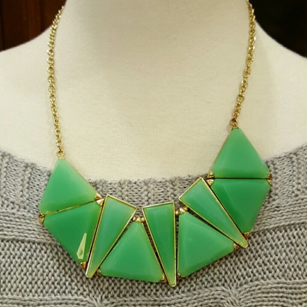 MINT GREEN SHORT‎ BIB NECKLACE